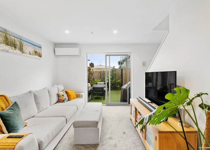 at 4/7 Flanshaw Road, Te Atatu South, Waitakere City, Auckland
