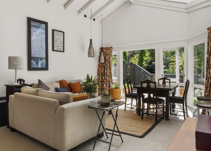  at 6 Bank Road, Northland, Wellington