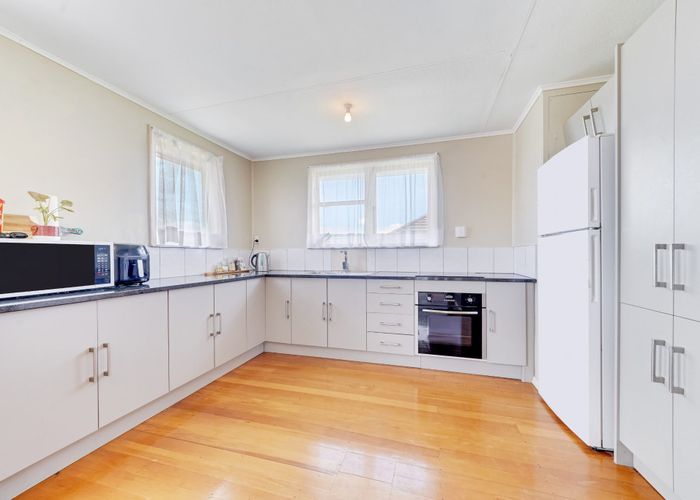  at 6 Emere Place, Meremere