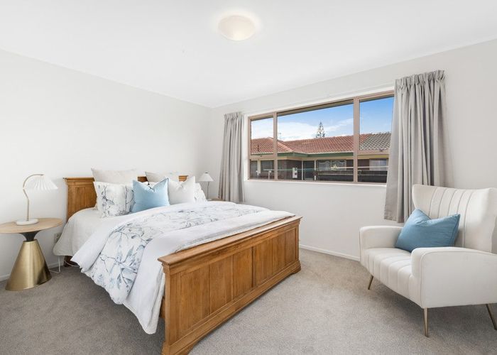  at 2/38 Ballater Place, Highland Park, Manukau City, Auckland