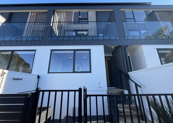  at 6/10 Fairclough Road, Beach Haven, North Shore City, Auckland