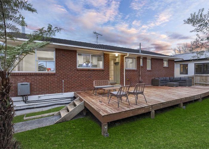  at 1A Mowbray Place, Sunnynook, Auckland