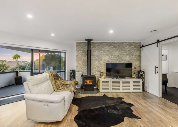  at 2/100 Gosford Drive, Botany Downs, Auckland