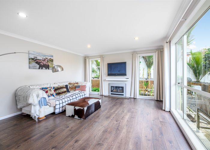 at 8 Wychwood Avenue, Henderson, Auckland