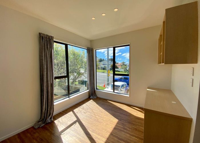  at 1/954 East Coast Road, Northcross, North Shore City, Auckland