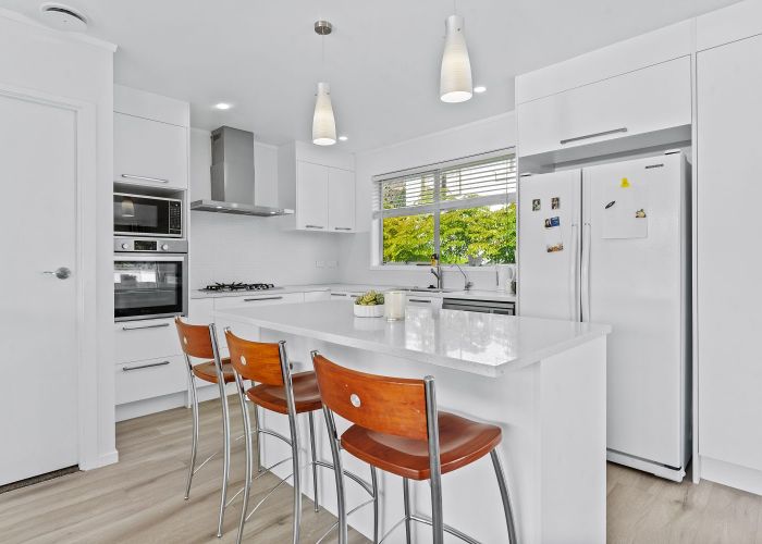  at 662 Beach Road, Browns Bay, Auckland