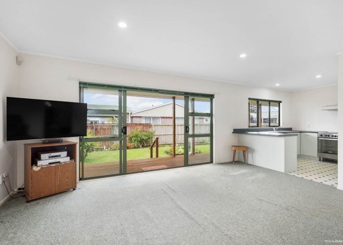  at 2/17 Springs Road, Parakai, Helensville