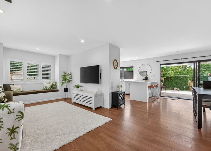  at 2/8 Calluna Crescent, Totara Heights, Manukau City, Auckland