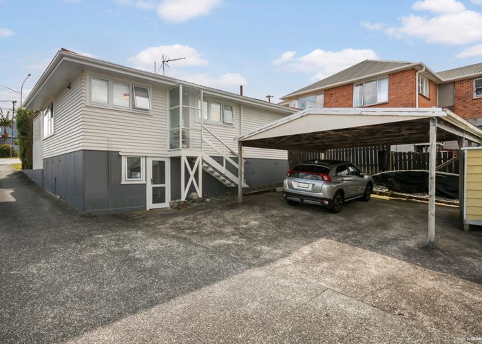  at 1/662 East Coast Road, Pinehill, North Shore City, Auckland