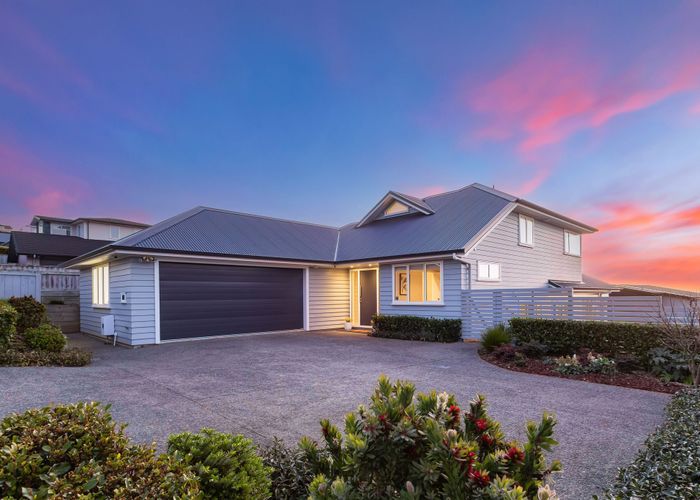  at 135 Endeavour Drive, Whitby, Porirua, Wellington
