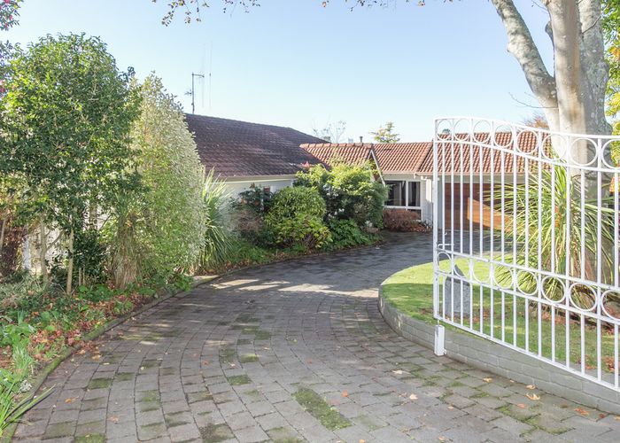  at 132 Lake Crescent, Hamilton Lake, Hamilton