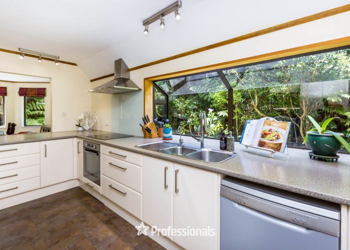  at 8 King Charles Drive, Kingsley Heights, Upper Hutt