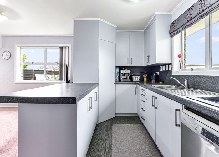  at 20 Pamela Place, Deanwell, Hamilton