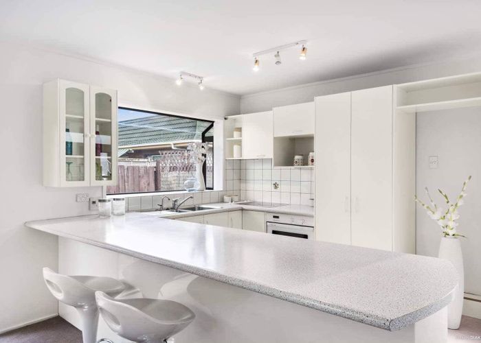  at 2/12 Imogene Way, Half Moon Bay, Auckland