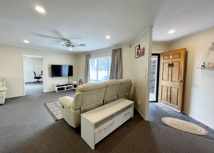  at 5 Avonleigh Road, Green Bay, Auckland