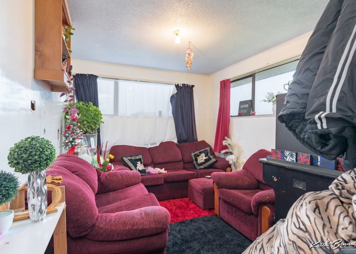  at 10 Somerset Place, Cannons Creek, Porirua