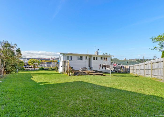  at 2 Binsted Road, New Lynn, Auckland