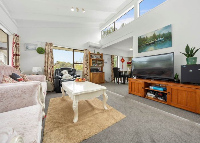  at 2/4 Tusac Place, Tōtara Vale, Auckland