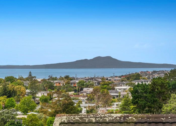  at 923 East Coast Road, Northcross, Auckland