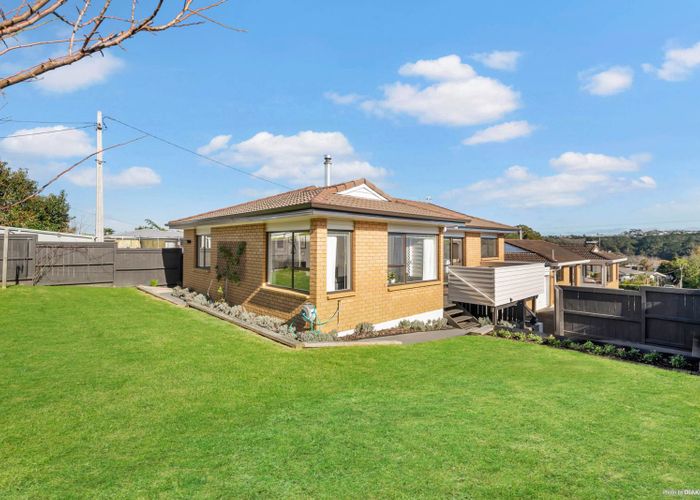  at 2/42 Howard Road, Northcote, Auckland