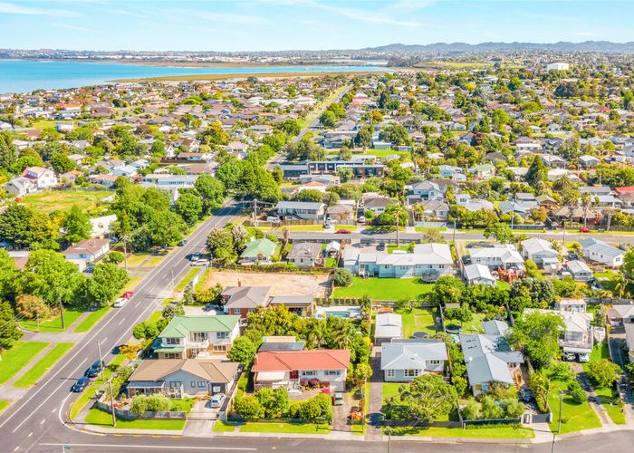  at 4 Mayburn Road, Te Atatu Peninsula, Auckland
