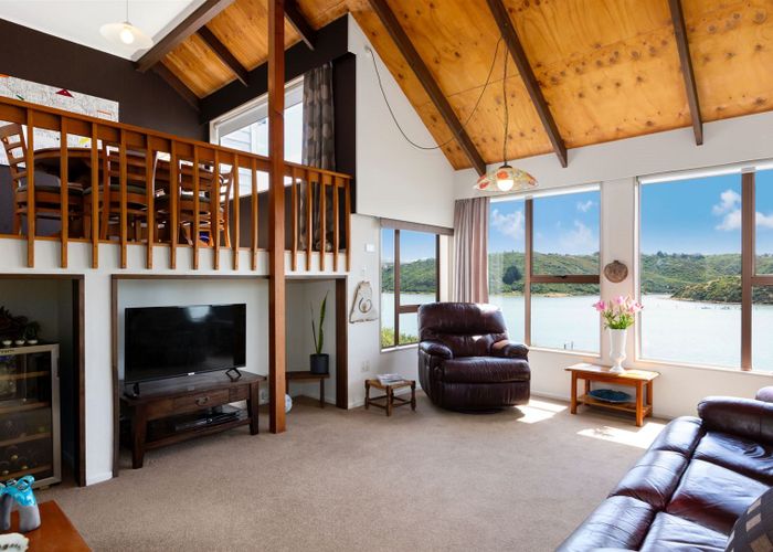  at 33 Forth Place, Papakowhai, Porirua