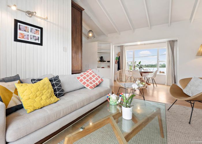  at 10 Ferry Parade, Herald Island, Auckland