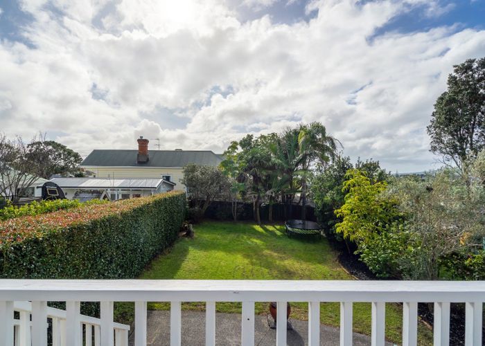 Free property data for 112 Calliope Road, Stanley Point, Auckland
