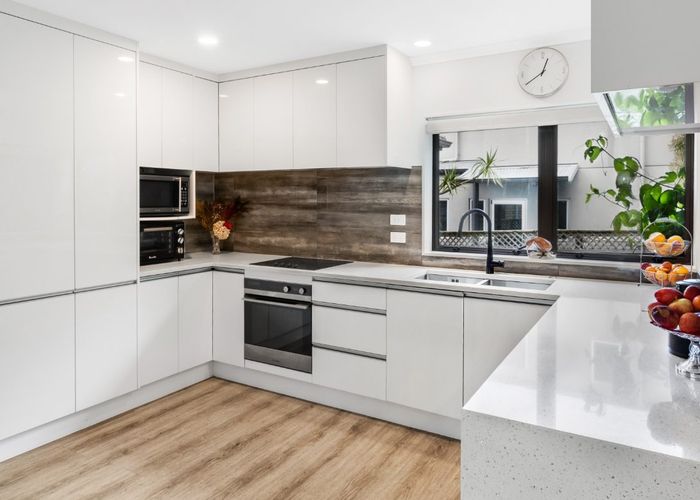  at 8 Lamia Place, The Gardens, Auckland