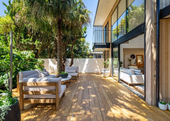 For sale 2/236 Beach Road, Campbells Bay, North Shore City, Auckland