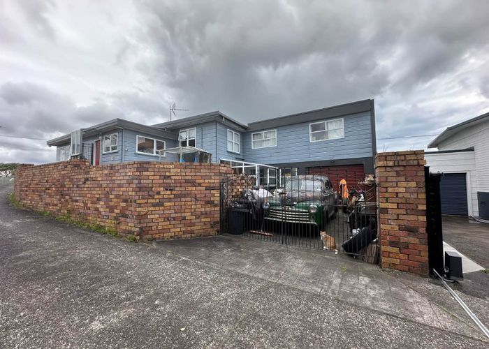  at 3 Hillary Heights Avenue, Glendene, Waitakere City, Auckland