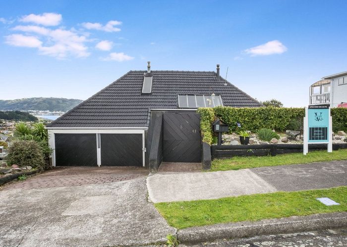  at 8 Moray Place, Papakowhai, Porirua