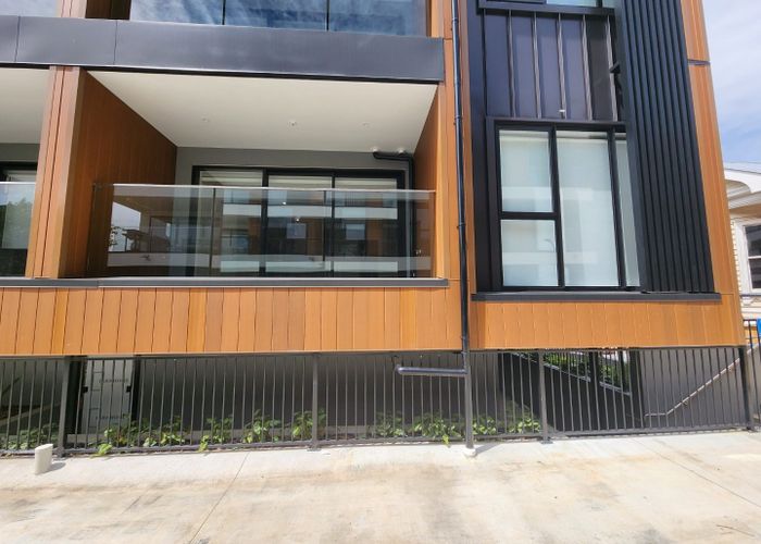  at 4/64    (1/64b) Coronation Road , Mangere Bridge, Manukau City, Auckland