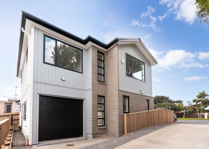  at 32 Universal Drive, Henderson, Waitakere City, Auckland