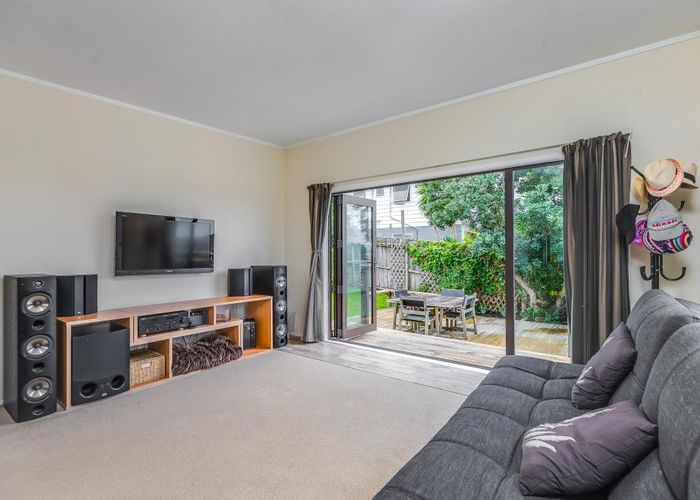  at 2/5 Witheford Drive, Bayview, Auckland