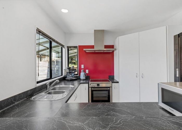 at 2/8 Fuchsia Place, Birkdale, Auckland