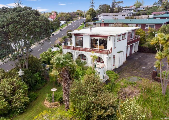  at 2 Pine Avenue, Henderson, Auckland