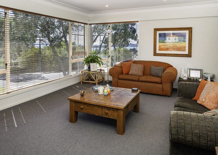  at 17 Beach Road, Mellons Bay, Auckland