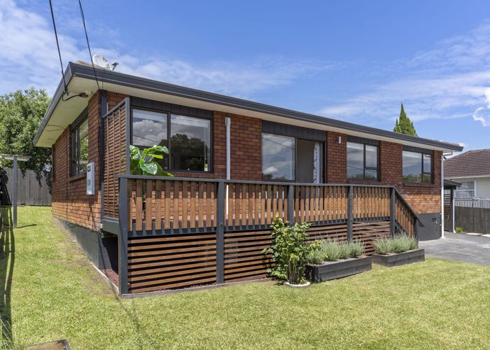  at 2/10 Bishop Street, Green Bay, Auckland