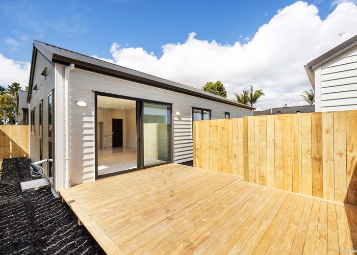 at 2/62 Woodside Road, Massey, Waitakere City, Auckland
