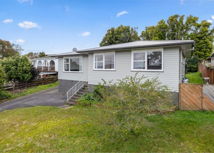  at 9 Grimshaw Place, Henderson, Waitakere City, Auckland