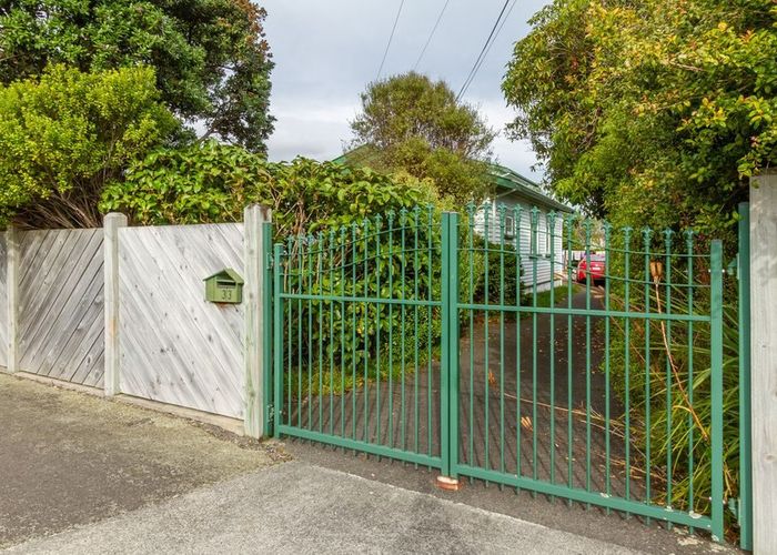  at 33 Whites Line West, Woburn, Lower Hutt
