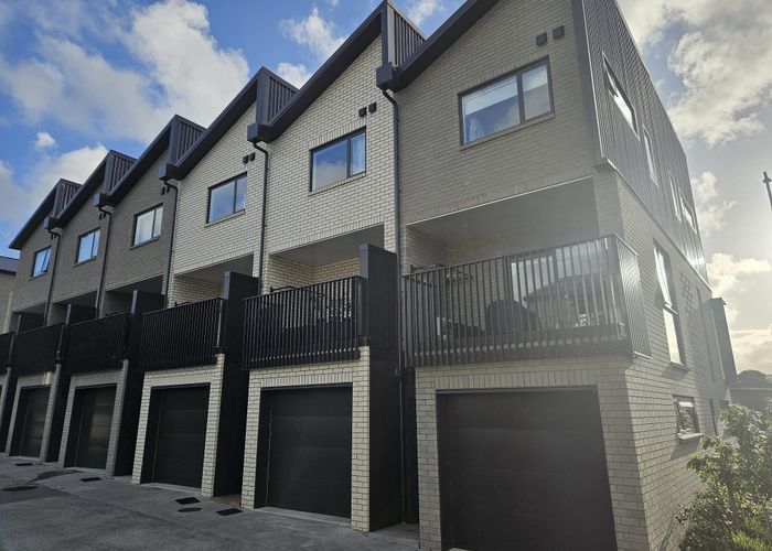  at 2/28 Westgate Drive, Westgate, Waitakere City, Auckland