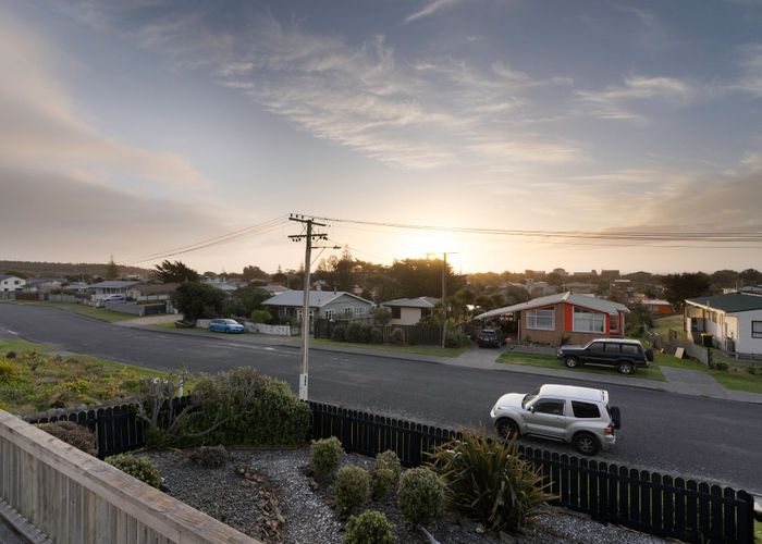  at 76 Kahukura Avenue, Waitārere Beach, Levin