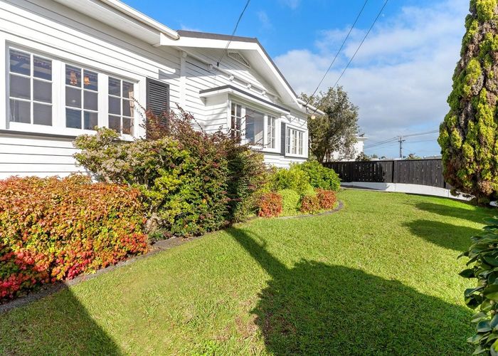  at 1 Manor Place, Point Chevalier, Auckland