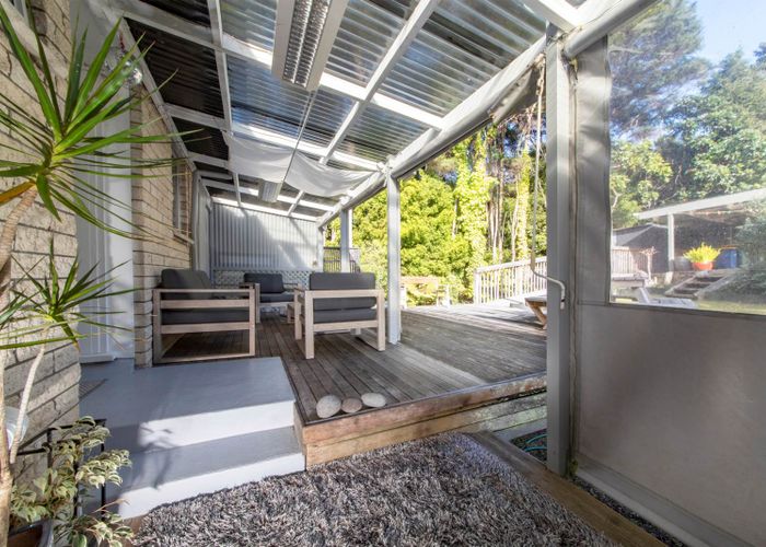  at 2/52 Staincross Street, Green Bay, Auckland