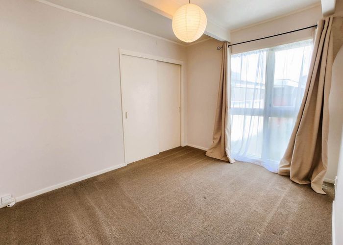  at 2/1 Corrella Road, Belmont, North Shore City, Auckland