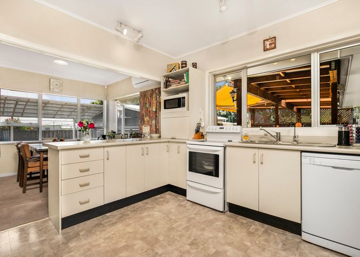  at 8 Richards Avenue, Papatoetoe, Auckland