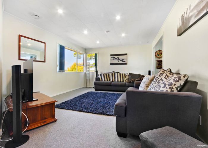  at 4 Landow Place, Henderson, Auckland