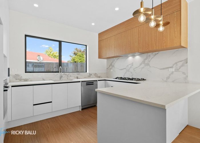  at 2/18 Domain Road, Weymouth, Manukau City, Auckland